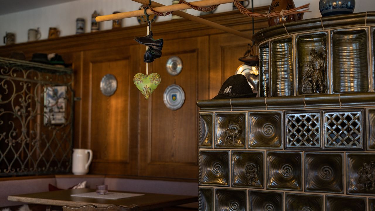 Kachelofen mit Sitzecke Kachelofen mit Sitzecke